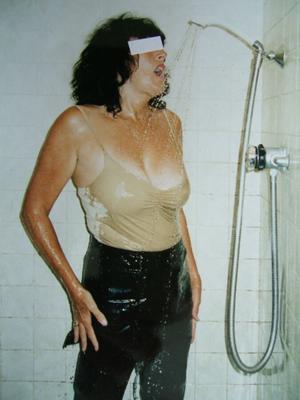 La maîtresse porte du latex sous la douche