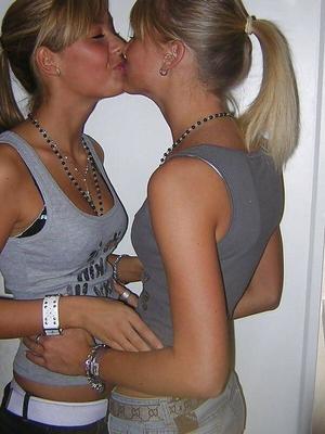 kissing beauties