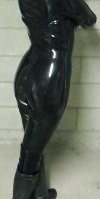 Catwoman attachée en latex