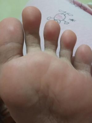 Pieds de filles aléatoires en ligne