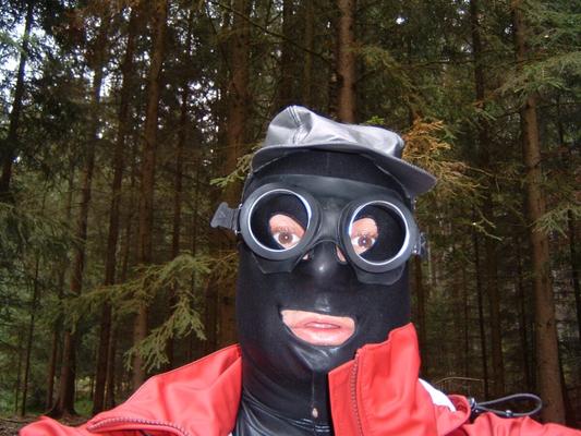 Gummiert im Wald/ rubberized in the forest for mushroom picking