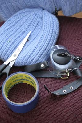 geknebelt im blauen Pullover