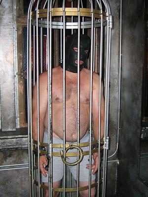 Esclave mâle en cage