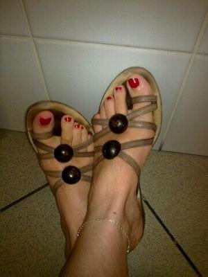 los pies de la esposa