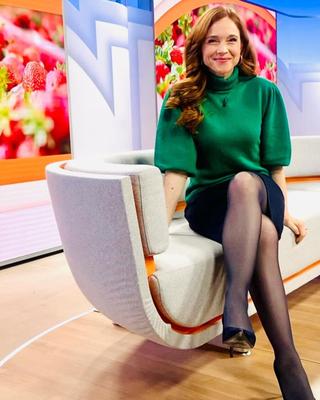 Mirjam Meinhardt zeigt ihre geilen Beine in schwarzen Nylons