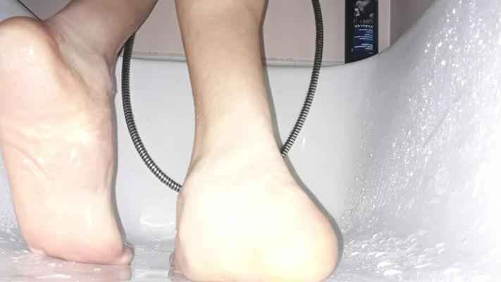 Mes pieds plats mouillés posant