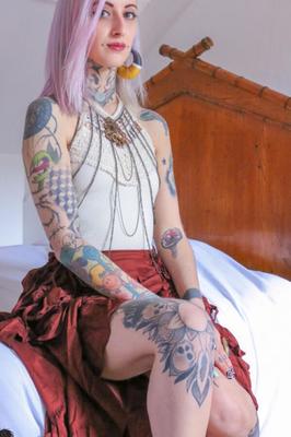 Suicide Girls - Gladyce - Faire des trous dans le bonheur