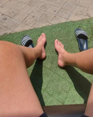 MIS PIES TOMANDO EL SOL