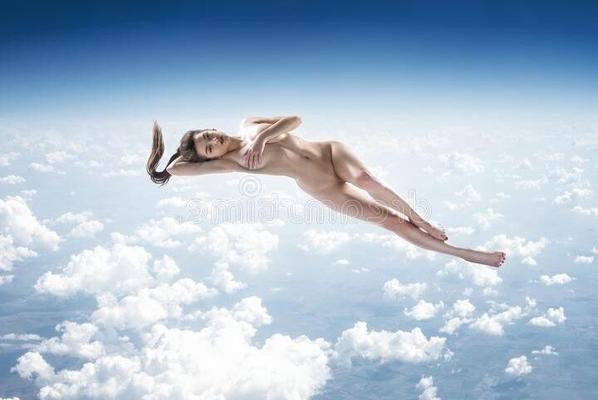 ¡Gente desnuda levitando!