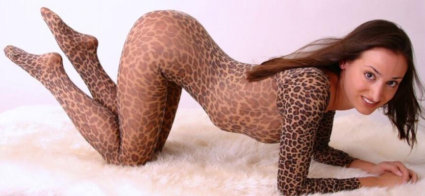 Chicas con bodystockings de piel de leopardo.