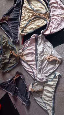 Linge très sale chaussettes soutien-gorge et culotte ma copine