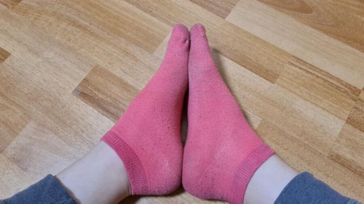 Amateur girl plays with smelly socks