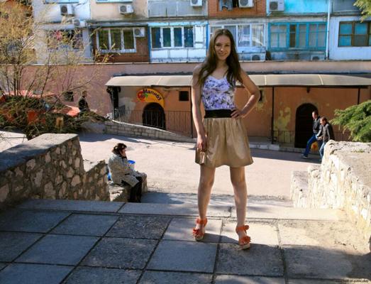 Alina exhib in the square and piss front of the sea