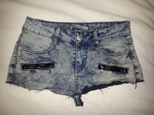 Klebrige Shorts von meiner Schwester