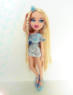 Passer ma nuit seule à me branler devant des poupées bratz sexy