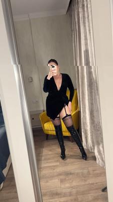 Alina trägt Nylons und Stiefel