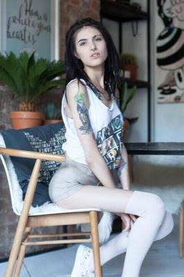 Suicide Girls - Snowyfeles - Dame aux oiseaux