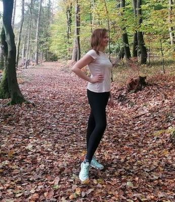 Sandra alleine im Wald und will gefesselt werden.