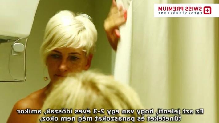 Blonde barfüßige ungarische MILF bei einer Mammographie