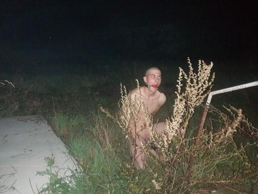 Esclavo gay atado en un lugar abandonado durante la noche