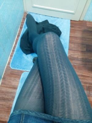 Jambes en minijupe en jean et collants