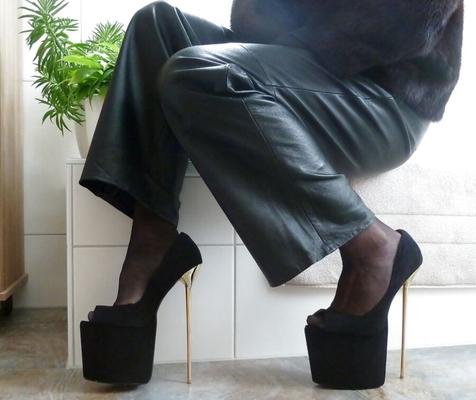 Talons hauts, fourrure et jambes