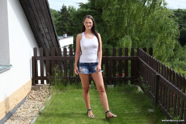 Laura – Wassersport / Solo-Piss-Girl