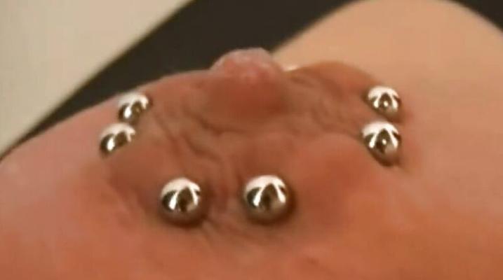 Una puta dolorosa con piercings creativos