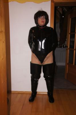 CD Hure Manuela in Lackbody,Pantyhose, Gummi Wadstiefel