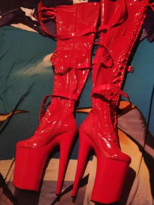 Beyond- - Talons hauts extensibles rouges Pleaser