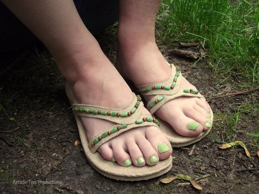 Pies dulces en lindas chanclas, sandalias....