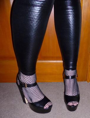 Leggings sexy, medias de red y tacones fetiche