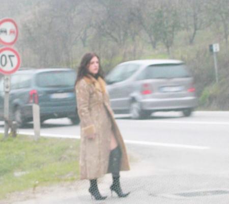 Elisa la puttana al lavoro in strada