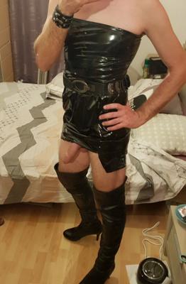 Ich fühle mich wie eine Hure in meinem neuen PVC-Minikleid