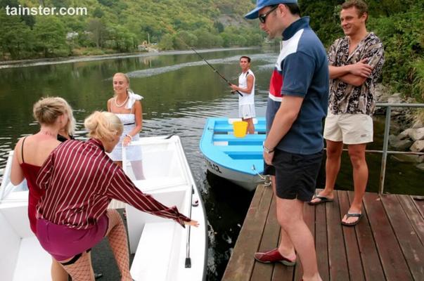 Perras pescando / Orgía de mear en el río / Grupo de orinar en público p