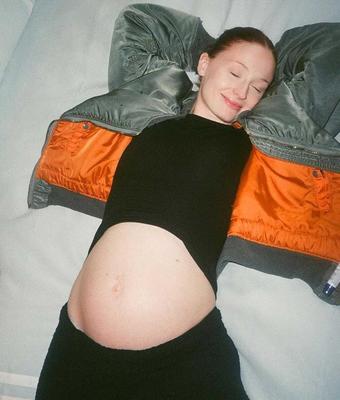 preggo enxada Sophie Turner com o segundo pão no forno