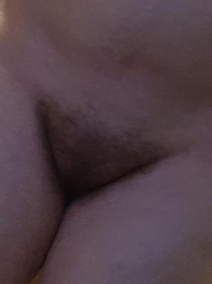 El coño de mi esposa. ¿Peludo o desnudo? Por favor vota.