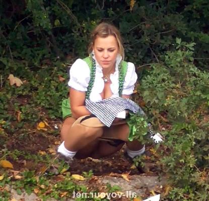 Oktoberfest Voyeur Mijando. Garotas alemãs bêbadas fazem xixi.