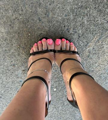 MISS PRETTY FEET