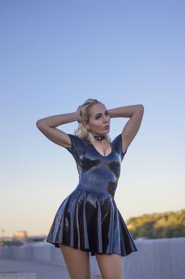 Katerina Ferkel aus Latex auf einem Roller