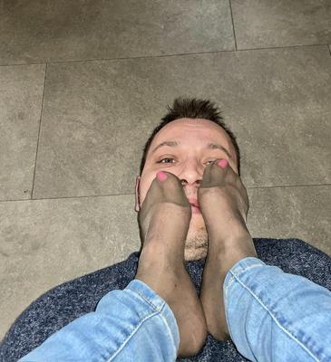 Smell my stinky nylon feet !