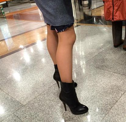 Mulher de meia-calça e botins no metrô