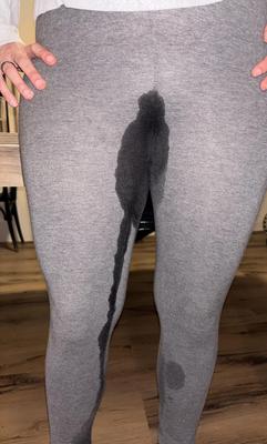 femme baisse son pantalon, écarte sa chatte après s'être mouillée