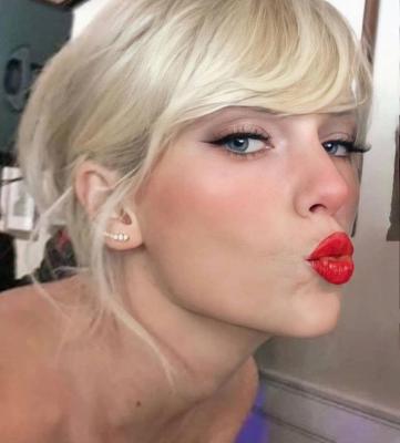 Face Porn : Goon et Simp à Taylor Swift Kiss et Duckface