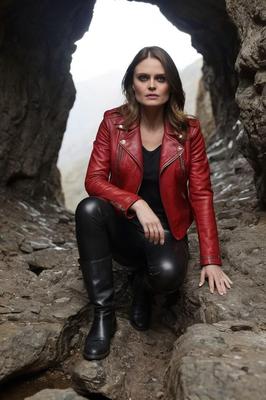 AI Emily Deschanel en cuero