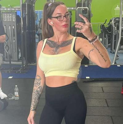 Die dominante Bodybuilderin Paula vergöttert sie!