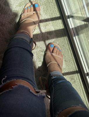 Ash’s blue toes in jeans and tan heels