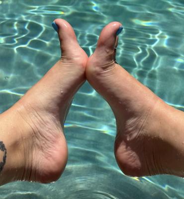 Ash’s blue toes in the pool