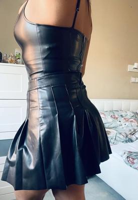 Mesdames en cuir et en latex