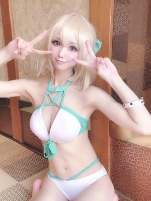 cosplayer Elly